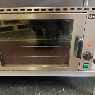 Pre-Owned Lincat Counter Top Convection Oven 2500W The Lincat LCO Lynx 400 Electric Counter-top Convection Oven is the perfect solution for establishments with limited space, suitable for pubs, leisure clubs, and cafes. Perfect for both smaller bake-off use and for roasting, the fan-assisted oven helps to provide uniform heat and consistent cooking results.